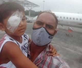 ট্রেনে ছোড়া পাথরে এক চোখে আঘাত পাওয়া শিশু